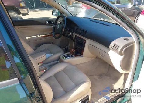 2001 Volkswagen Passat Glx from USA, damaged, VIN WVWBH63B31P045542